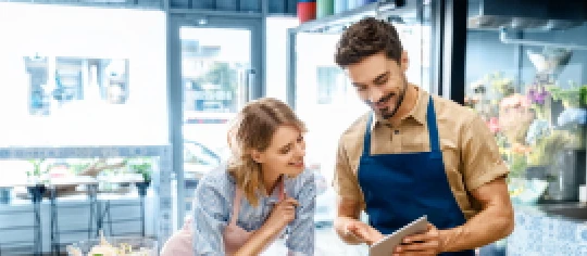 trabajador pidiendo cita médica con su seguro para autónomos DKV