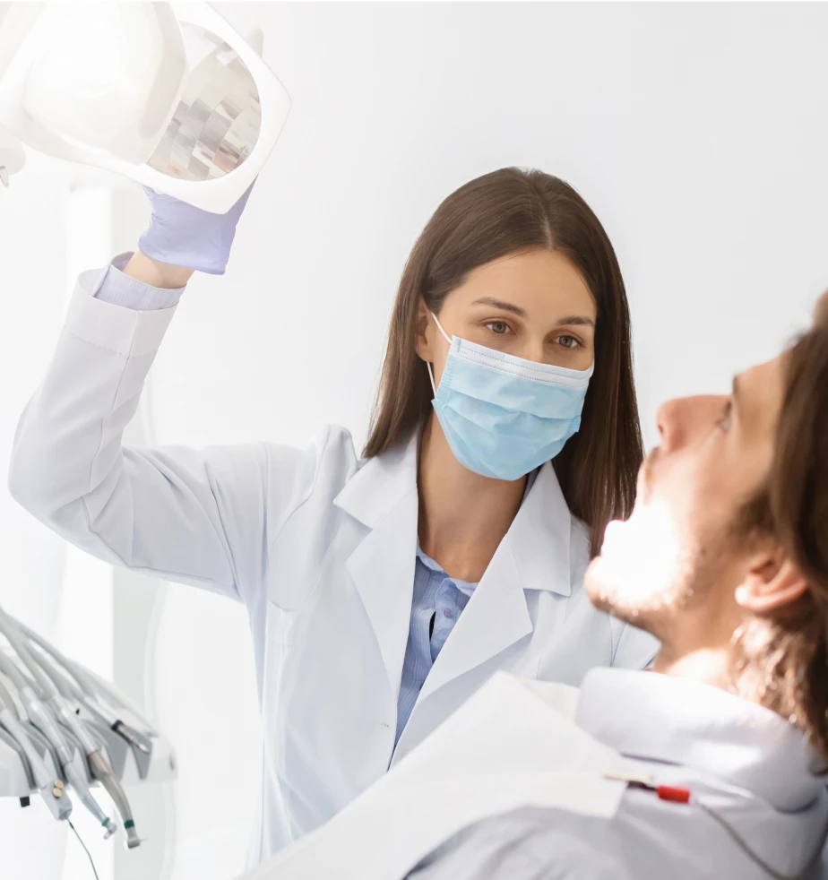 dentista revisando a un paciente con seguro dental DKV