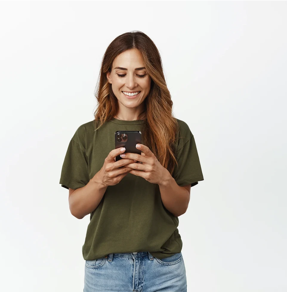  mujer consultando las coberturas de los seguros DKV en el móvil